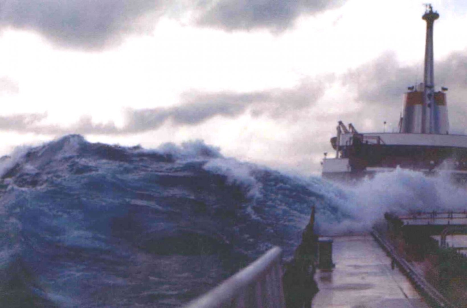 LakeSuperiorWave.jpg
